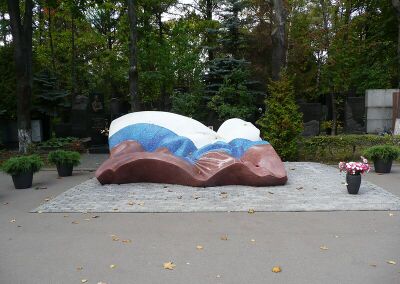 Борис Ельцинниҥ сӧӧгинде тургузылган кереес, Москваныҥ Јаҥы Кыс монастырьдыҥ мӧҥкӱ салгыжында