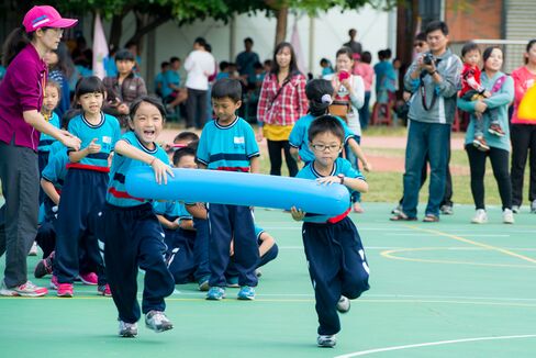 2014-11-15 contest at the Sports day of Haikou Elementary School (Zhunan).jpg