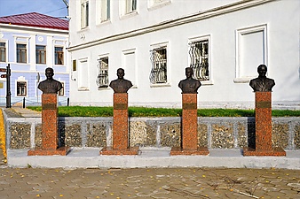 Геройёслэн аллеязы. Г. В. Вазетдиновлы, С. П. Спирьковлы, Б. С. Шабалинлы, Р. Х. Гайнуллинлы сӥзем бюстъёс (паллянысен буре)