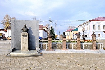 Геройёслэн аллеязы. Л. А. Говоровлы, А. А. Гавриловлы, П. И. Захаровлы, Г. Г. Романовлы, П. С. Сафроновлы сӥзем бюстъёс (паллянысен буре)
