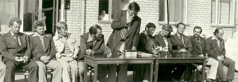1976 йылғы Олимпия уйындарынан һуң СССР йыйылма командаһының елкән спорты буйынса отчеты. Һулдан - уңға: Владимир Васильев, Владимир Леонтьев, Александр Потапов, Валентин Замотайкин, Юрий Пильчин - баш тренер, Андрей Балашов, Владислав Акименко, Валентин Манкин, Виктор Потапов, Борис Будников