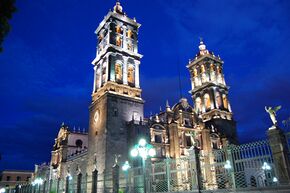Catedral puebla nocturna.jpg