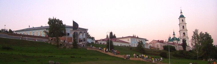 Купеч Алабго, Набережной ульча, бур палан Спасской соборлэн гырлы жугонэз