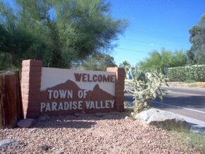 Welcome sign in Paradise Valley Arizona 5-30-2005.jpg
