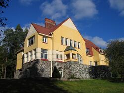 Enččel Mikael' Lübek-tegijan Vallmogård-erižpert' kävutase kul'turkeskuseks. Toižen mail'man sodan aigan sauvuz oli AÜV:oiden sur'oigenduzkundan sijaduseks