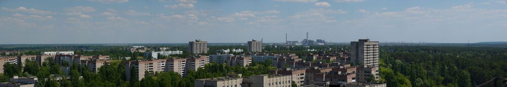 Припять панорамаһы, 2011 йыл. Алыҫтан Чернобыль АЭС-ы күренә.