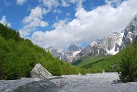 06 Musli Berisha, miber; Ketu fillon lumi Valbona.jpg