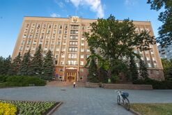 Дуб черешчатий по вул. Адміральська.jpg