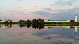 Вид на Александро-Свирский монастырь с берега Рощинского озера.jpg