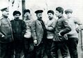 Laival «Mihail Suvorin» («Pyh6 Foka»). Huruas puoles oigiele päi: tutkimusmatkan johtai G. J. Sedov, perämies N. M. Saharov, geolougu M. A. Pavlov, merilaivan kapituanu N. P. Zaharov, P. G. Kušakov, N. V. Pinegin, V. J. Vize.