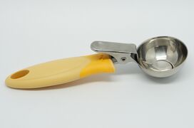 Ложка с выталкивателем шарика мороженого