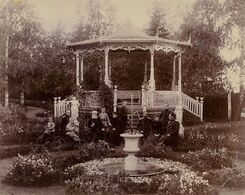 Генерал Василий Новиков аслаз семьяеныз Генерал садын ротонда азьын, 1890-тӥ ар