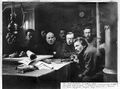 G. J. Sedovan matkukundu Mihail Suvorin-laivan («Pyhän Fokan») yhtehizes kajuutas. Oigielpäi huruale: N. V. Pinegin, M. A. Pavlov, V. J. Vize, N. M. Saharov, G. J. Sedov, M. A. Zander, P. G. Kušakov.