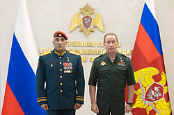 Росгвардийын директоржо Виктор Золотов генерал-майор Руслан Гарифуллинлан «Шӧртньӧ Шӱдыр» медальым кучыкта