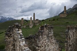 ТӀехьашкахьарча плана тӀа Поалонкой тайпан гӀалаш, хьалхашкахьарча плана тӀа — Йовлой тайпан гӀалаш.
