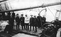G. J. Sedov yhtes oman joukonke vastuamas gostii Pyhä Foka - tutkimusmatkulaival. Arhangeli, vuozi 1912.
