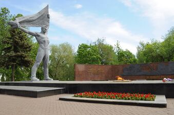 Монумент боевой и трудовой славы сынов и дочерей Удмуртии 2.jpg
