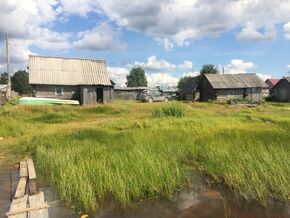 Taloit samannimizen järven rannal