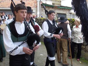 Gaiteiros em romaria galega.jpg