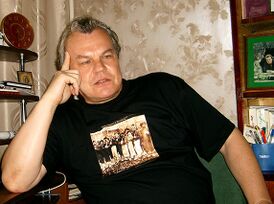 Юрий Беликов в майке дикороссов.jpg