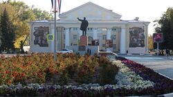 Городской дворец культуры и памятник В.И. Ленину на ул. Мира.JPG