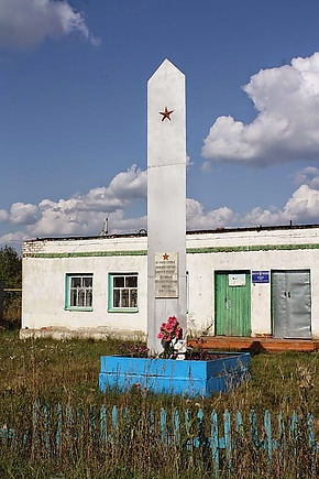 Ине Отечественной войнань шкасто чавовозтненень обелиск (Кадошкинань буе, Инсар посёлка)