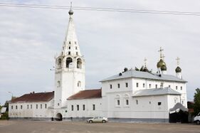 Sretenjen naižjumalankodi lidnan keskuztorgul, vn 2009 nägu