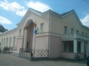 Районний Будинок культури у смт. Демидівка.jpg