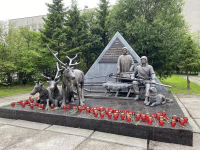 Воин-кӧр видзысьяслы паметник, Мурманск