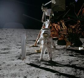 Тылзын ӱмбалже. 1969 ий 20 июльышто Эдвин Олдрин кечан мардежлан лӧдым келыштара. "Аполлон-11" миссий.