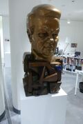 Ernst Neizvestnoin luajittu Boris Jel'cinan rinduvestos. ven. «Ельцин-центр»